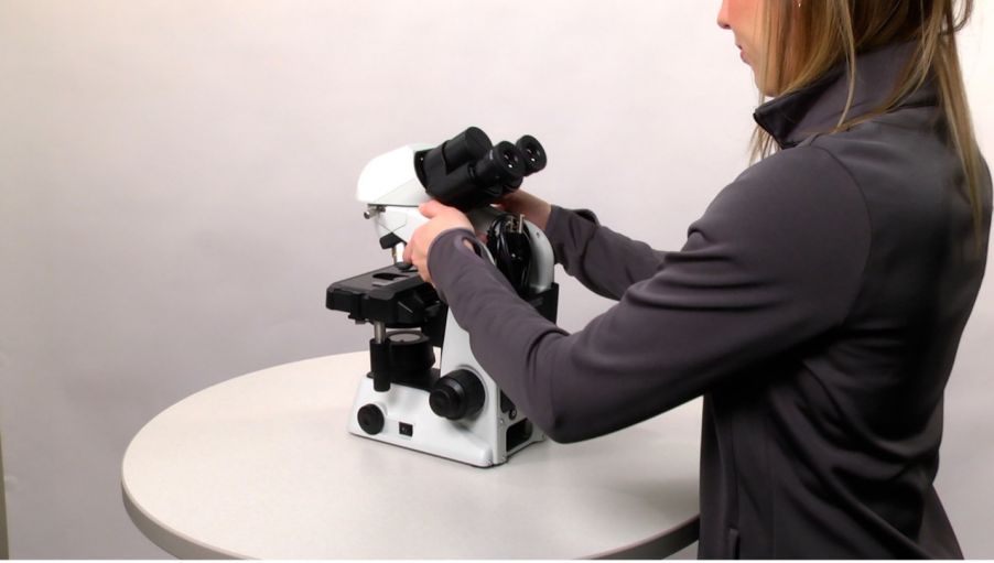 La bonne façon de déplacer un microscope