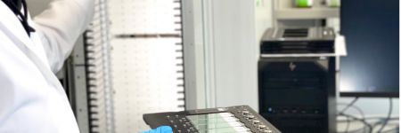 Labortechniker im Testlabor eines Unternehmens für Veterinärmedizin lädt Proben in den Objektträgerscanner VS200.